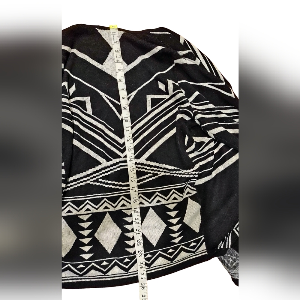 Black and White Waterfall Torrid Cardigan Size 0 - Picture 10 of 11